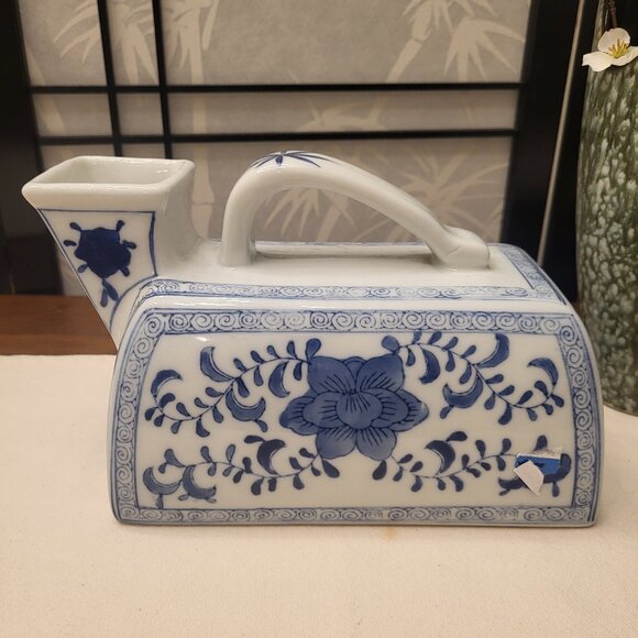 Chinese Blue & White Chamber Pot - Bed Urinal w/ Lotus Design - Picture 1 of 7